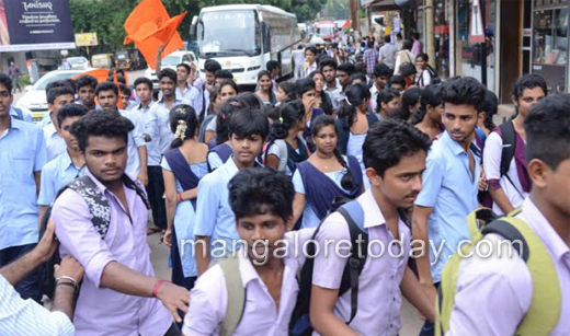 Mangaluru : MU reduces fees following protest by students led by ABVP 3